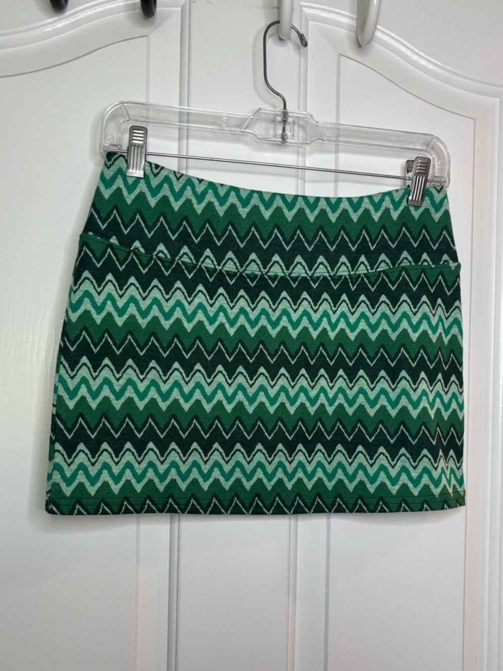 EUC URBAN OUTFITTERS Green Chevron Pull-on Knit Mini Skirt size s